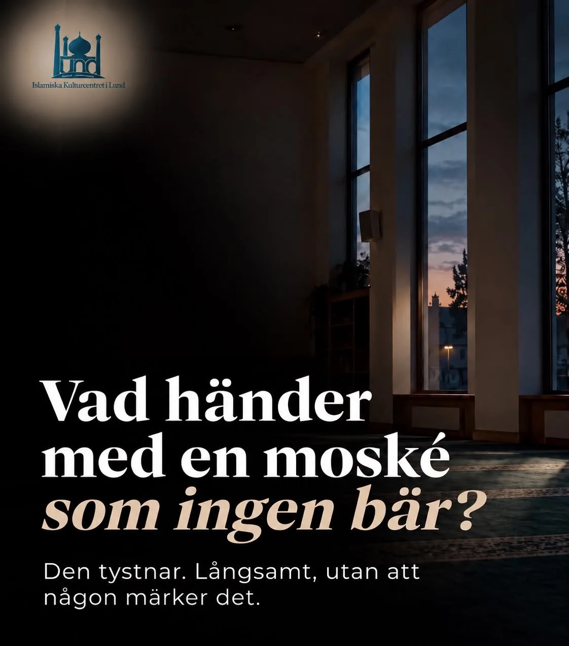 En tom bönesal i skymningen. Vad händer med en moské som ingen bär? Den tystnar. Långsamt, utan att någon märker det.