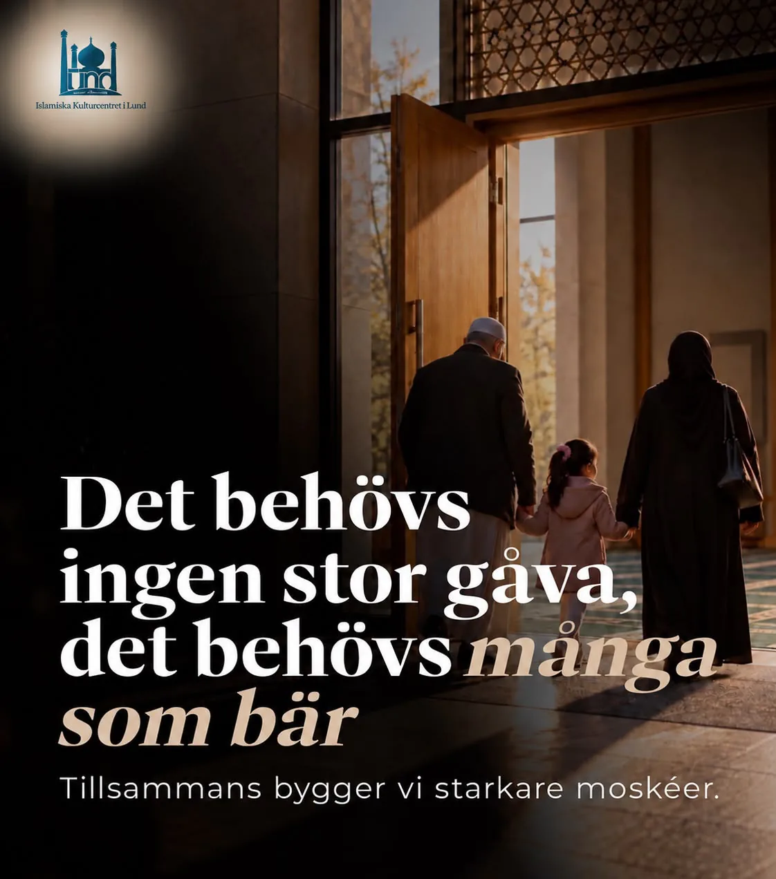En familj går hand i hand genom en öppen dörr. Det behövs ingen stor gåva, det behövs många som bär. Tillsammans bygger vi starkare moskéer.