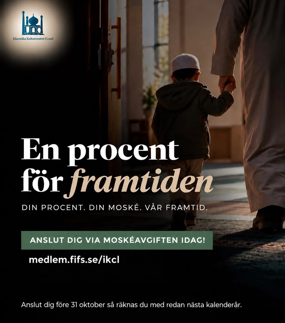 Ett barn går hand i hand med en vuxen. En procent för framtiden. Din procent. Din moské. Vår framtid. Anslut dig via Moskéavgiften idag. Anslut dig före 31 oktober så räknas du med redan nästa kalenderår.
