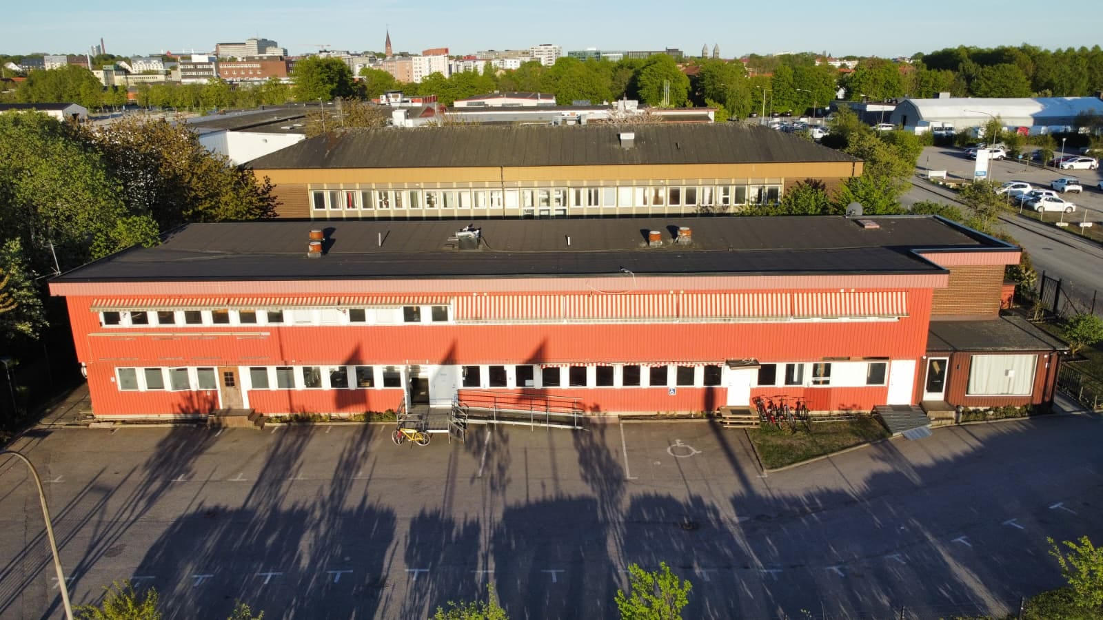 Aerial view of the mosque at Åldermansgatan 14 — the building purchased in 2009